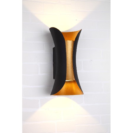 Outdoor wall lamp